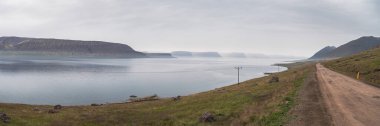 İzlanda 'daki yolculuğun panoramik manzarası. İzlanda manzarası Westfjords bölgesine bir araba gezisi sırasında.