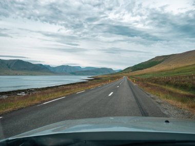 İzlanda 'daki yolculuğun panoramik manzarası. İzlanda manzarası Westfjords bölgesine bir araba gezisi sırasında.