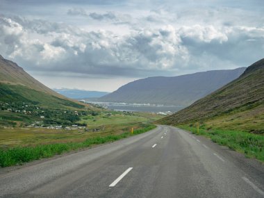 İzlanda 'daki yolculuğun panoramik manzarası. İzlanda manzarası Westfjords bölgesine bir araba gezisi sırasında.