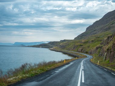 İzlanda 'daki yolculuğun panoramik manzarası. İzlanda manzarası Westfjords bölgesine bir araba gezisi sırasında.