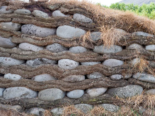 Zdjęcie Tradycyjnej Ściany Murawy Islandzkiej Zbudowanej Kamieniach Wykonanej Bloków Zaciskowych — Zdjęcie stockowe