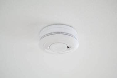 Beyaz tavandaki basit yangın alarmı detektörü görüntüsü