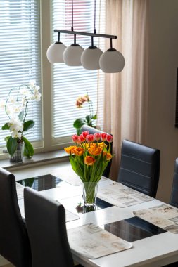 Beyaz masalı, renkli laleli modern mutfak resmi.