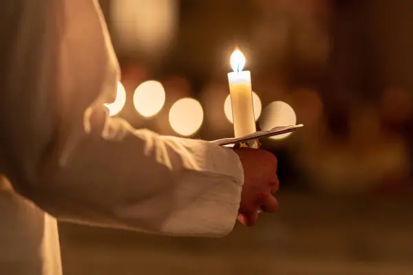 Bild Eines Jungen Menschen Weißem Kleid Mit Kerze Und Feuer — Stockfoto