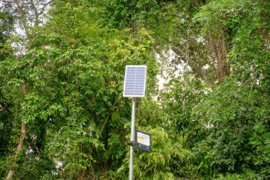 güneş panelleri bahar peyzaj.