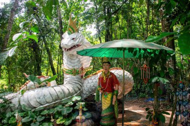 Tayland 'daki Nagas' ın yılan kralı. Naga ya da yılan heykeli.