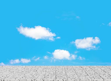 Gökyüzü Arkaplanındaki mermer tezgah Masası. Mavi gökyüzü arka planında kabarık bulutlu mermer bir üst masa.