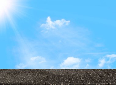 Gökyüzü Arkaplanındaki mermer tezgah Masası. Mavi gökyüzü arka planında kabarık bulutlu mermer bir üst masa.