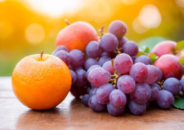 Tahta Masada Güneş Işıklarıyla Taze Meyve.