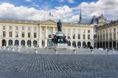 The Cathedral of Notre Dame de Reims can be seen in the background of the Place Royale.