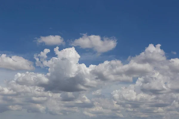 Cielo Blu Con Nuvole Sullo Sfondo — Foto Stock
