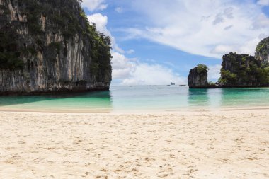 Andaman Denizi 'ndeki Koh Hong adalarında mavi gökyüzü ve yeşil deniz ile güzel tropikal beyaz plajlar. Tayland, Krabi açıklarında.