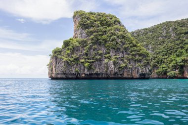 Phi Phi Leh Adası 'ndaki Maya Körfezi' ndeki güzel tropik ada körfezi. Gün ışığı günü, Krabi Eyaleti, Tayland.