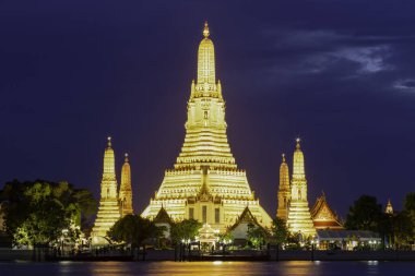Wat Arun ve Chao Phraya Nehri Alacakaranlık vakti.