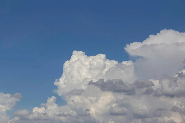 Céu Azul Com Nuvens Fundo — Fotografia de Stock