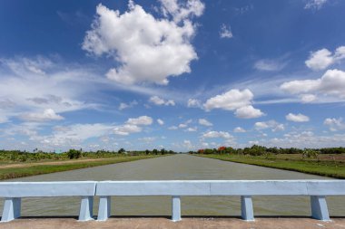 Tayland 'da yaz mevsiminde güneşli öğleden sonra gökyüzü.