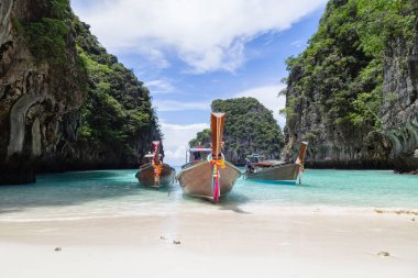 Phi Phi Leh Adası 'ndaki Maya Körfezi manzaralı geleneksel uzun kuyruklu tekne..