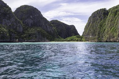 Phi Phi Leh Adası 'ndaki Maya Körfezi' ndeki güzel tropik ada körfezi. Gün ışığı günü, Krabi Eyaleti, Tayland.