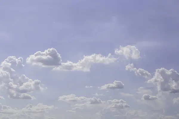 Arka Planda Bulutlar Olan Mavi Gökyüzü — Stok fotoğraf