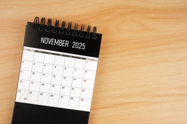 2025 yılının Kasım ayı takvimi ahşap zemin fırınında.
