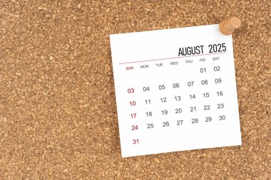 Ağustos 2025 için tahta raptiyeli beyaz takvim sayfası.