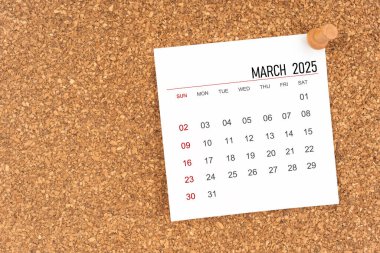 Tahta raptiyeli Mart 2025 için beyaz takvim kağıdı.