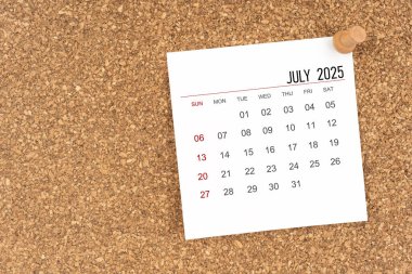 Tahta raptiyeli Temmuz 2025 için beyaz takvim kağıdı.