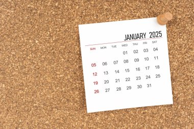 Ocak 2025 için tahta raptiyeli beyaz takvim sayfası.