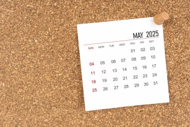 Mayıs 2025 için tahta raptiyeli beyaz takvim sayfası.