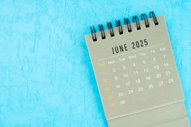 Haziran 2025 Masa Takvimi mavi arkaplan ve kopya alanı.