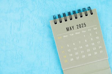 Mayıs 2025 Masa Takvimi mavi arkaplanda kopyalama alanı ile.