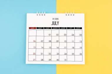Temmuz 2025 mavi ve sarı arkaplan takvimi, düz yatıyordu.