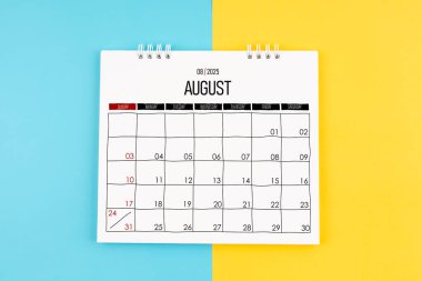 Ağustos 2025 mavi ve sarı arkaplan takvimi, düz yatıyordu.