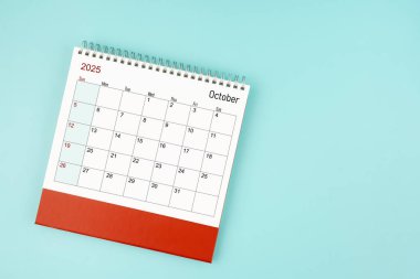 Randevunuz için mavi zemin üzerinde Ekim 2025 masa takvimi, Düz Yat.