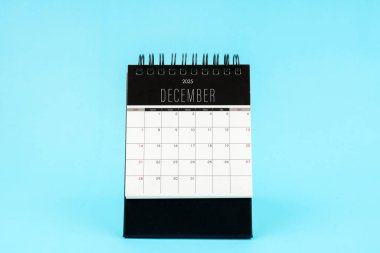 Aralık 2025 Aylık Masa Takvimi mavi arkaplan üzerine 2025.