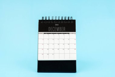 Aralık 2024 Aylık Masa Takvimi mavi arka planda 2024.