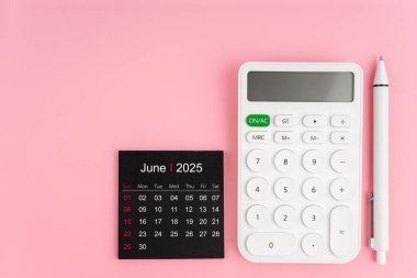2025 Haziran takviminin üst görünümü ve pembe arkaplanlı beyaz hesap makinesi, kopyalama alanı olan konum.