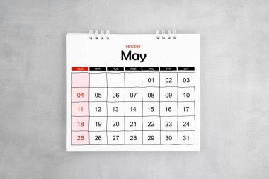 Mayıs 2025 masa takvimi gri çimento duvar arka planında. Planınız için yıllık takvim sayfası.