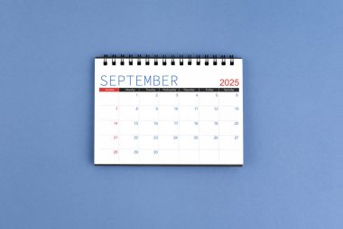 Eylül 2025, 2025 yılı için mavi arkaplan takvimi. Düz yatıyordu.