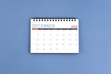 Aralık 2025, 2025 yılı için mavi arkaplan takvimi. Düz yatıyordu.