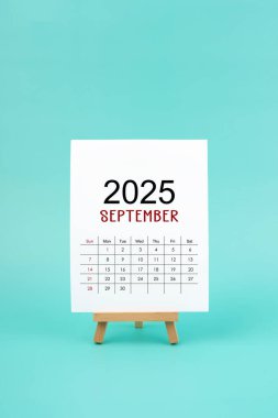 Takvim sayfası Eylül 2025 Yeşil zemin üzerinde beyaz renk, planlama ve hedefler kavramı.