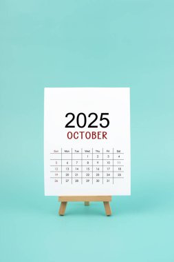 Takvim sayfası 2025 yılı, yeşil zemin üzerinde beyaz renk, planlama ve hedefler kavramı.