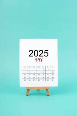 Takvim sayfası Mayıs 2025 yeşil zemin üzerinde beyaz renk, planlama ve hedefler kavramı.