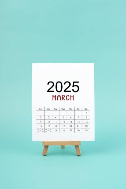 Takvim sayfası 2025 Mart yeşil zemin üzerinde beyaz renk, planlama ve hedefler kavramı.
