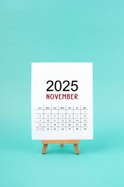 Takvim sayfası 2025 yılı, yeşil zemin üzerinde beyaz renk, planlama ve hedefler kavramı.