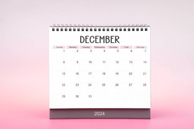 Pembe arkaplan üzerine Aralık 2024 Masaüstü Aylık Takvimi.
