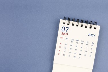 Temmuz 2025 Mini aylık masa takvimi mavi arka plan, Düz Yatay.