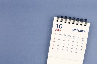 Ekim 2025 Mini aylık masa takvimi mavi arkaplan, düz yatay.