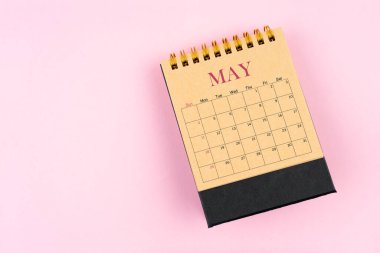 Mayıs 2025 pembe arkaplan takvimi, kopyalama alanı olan konum. Düz yatıyordu.