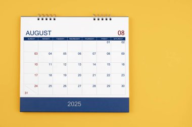 2025 Ağustos 'u sarı masada, iş toplantısı ya da planlama konsepti için planlama yapıyorum..